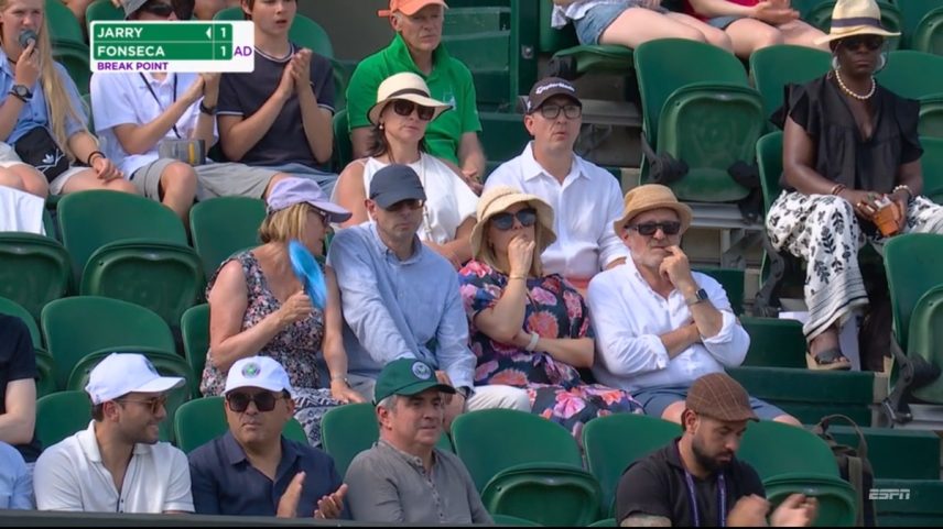Senador Ciro Nogueira (de boné verde e camisa cinza) assiste a jogo de João Fonseca em Wimbledon, no dia 4 de julho (Foto: Reprodução/ESPN)