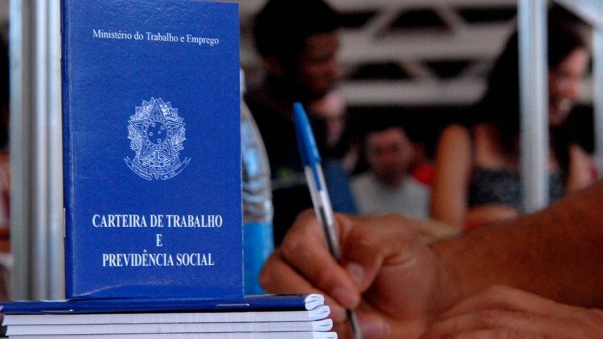 Carteira de trabalho: o estudo aponta que o índice de desemprego para a juventude em Niterói hoje é 12 pontos percentuais maior do que o índice de desemprego no Brasil (Foto: Marcelo Casal Jr./Ag. Brasil)
