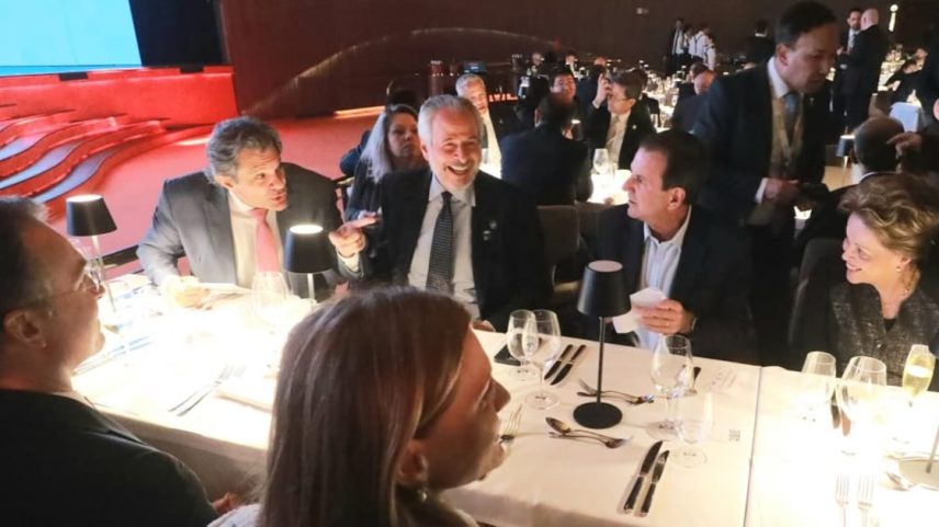 Fernando Haddad, embaixador André Corrêa do Lago, Eduardo Paes e Dilma durante jantar do Novo Banco de Desenvolvimento. (Foto: Reprodução/Instagram/@eduardopaes)