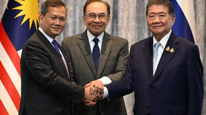 O primeiro-ministro da Malásia, Anwar Ibrahim, entre seus homólogos cambojano e tailandês, Hun Manet, à esquerda, e Phumtham Wechayachai, à direita, este lunes. (Foto: MOHD RASFAN / POOL - EFE)