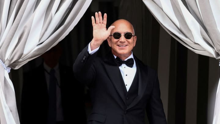 Jeff Bezos, fundador da Amazon, deixa o hotel Aman Venice, no segundo dia das festividades de casamento de Bezos e da jornalista Lauren Sanchez, em Veneza, Itália, 27 de junho de 2025. (Foto: Yara Nardi | Reuters)