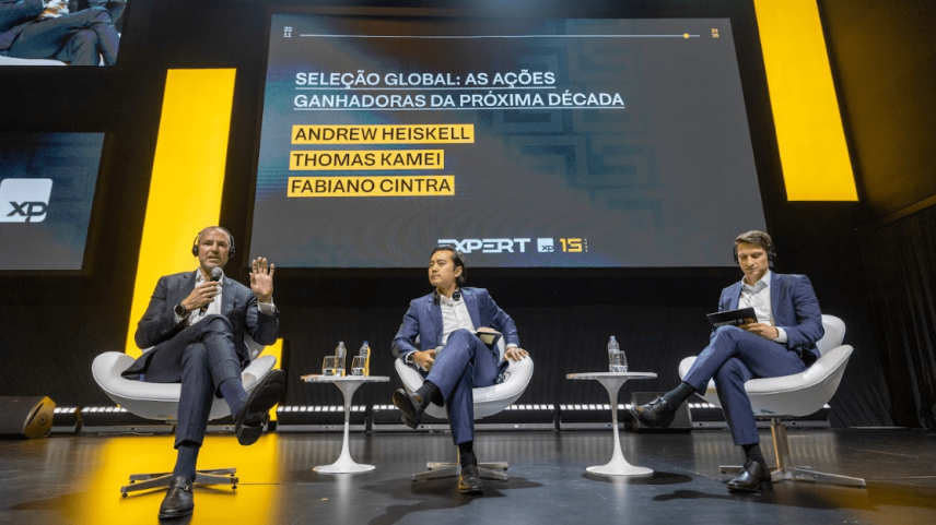 Andrew Heiskell, Thomas Kamei e Fabiano Cintra, em painel na Expert XP 2025 (Foto: Paulo Bareta)