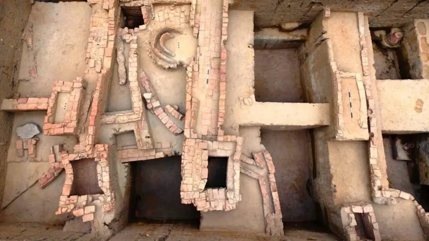 Uma vista de um sítio escavado em Keeladi onde arqueólogos encontraram evidências de atividade industrial (Foto: ASI)