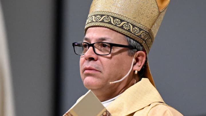 O Reverend Alberto Rojas, Bispo da Diocese de San Bernardino, preside a missa de ordenação ao sacerdócio na Igreja Católica São Paulo Apóstolo em Chino Hills no sábado, 20 de maio de 2023. (Foto: Will Lester | Medianews Group | Getty Images)