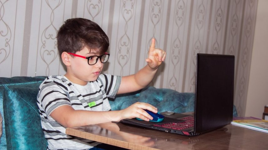 Para os mais jovens, assistir conteúdos em velocidades de reprodução maiores virou a norma (Foto: Unsplash)