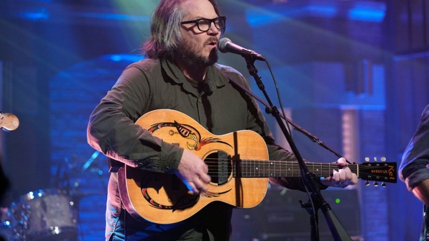 Jeff Tweedy, o sempre prolífico, revelou seus mais recentes esforços criativos, anunciando o iminente lançamento de seu novo álbum solo. (Foto: Reprodução)