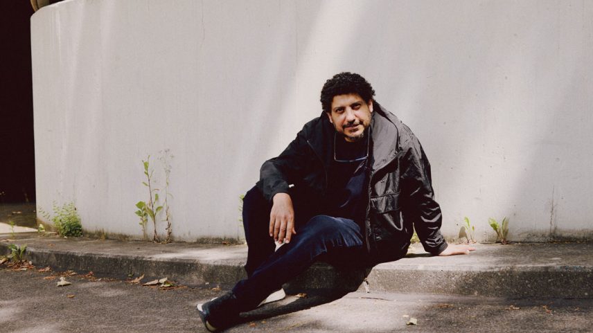 Wael Shawky, diretor artístico da Art Basel Qatar, fotografado em Basel em junho de 2025. (Foto: Matthieu Croizier para Art Basel/Courtesy Art Basel)