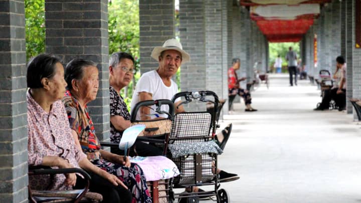 Cidadãos idosos descansam em Binzhou, na província de Shandong, leste da China, em 11 de julho de 2021. (Foto: Cfoto | Future Publishing | Getty Images)