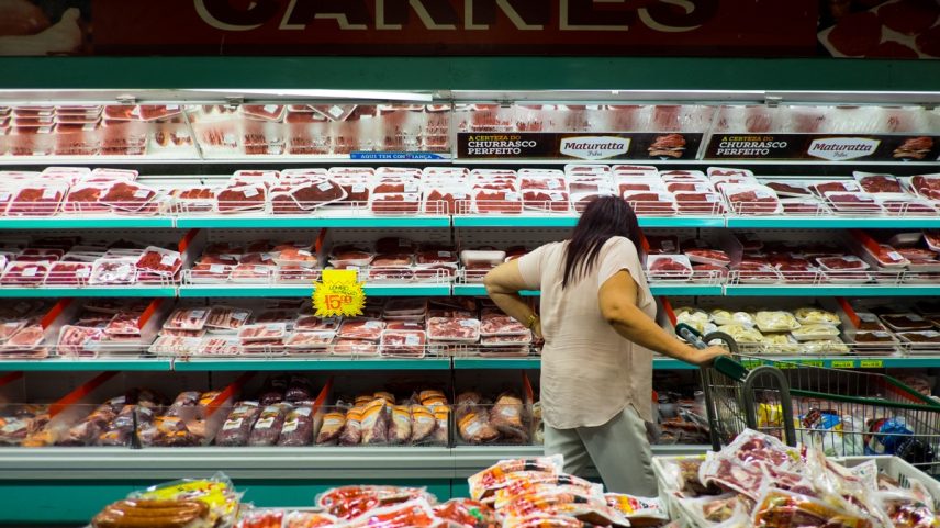Balcão de carnes em supermercado de São Paulo (Foto: Victor Moriyama/Bloomberg)