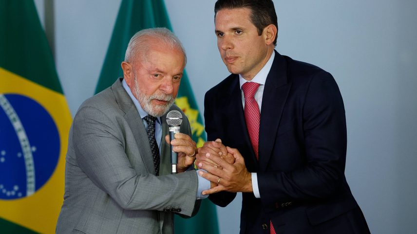 Presidente Lula cumprimenta Hugo Motta durante cerimônia no Palácio do Planalto em abril deste ano (Foto: Pedro Ladeira/Folhapress)