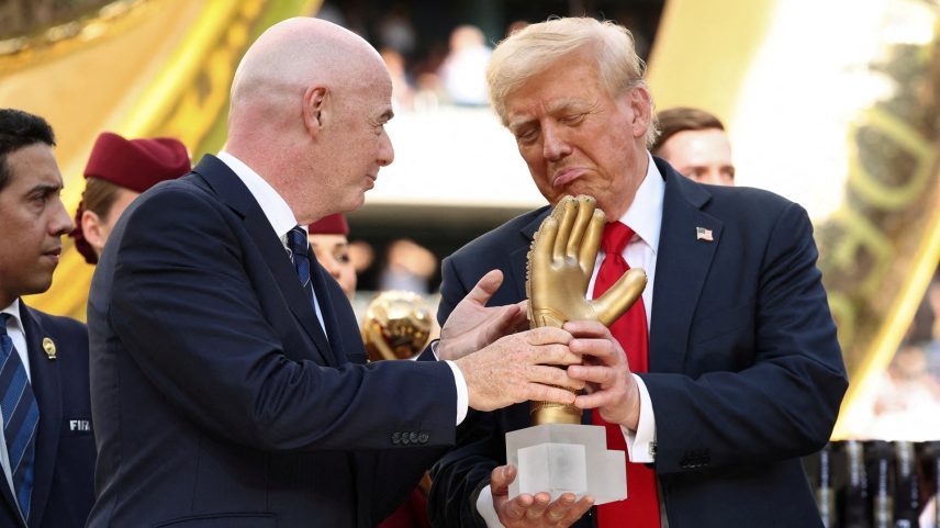 O presidente dos EUA, Donald Trump, olha para o troféu da luva de ouro ao lado do presidente da FIFA, Gianni Infantino, após o Chelsea vencer o Paris St Germain na final da Copa do Mundo de Clubes da FIFA, no Estádio MetLife em East Rutherford, Nova Jersey, EUA, em 13 de julho de 2025. (Foto: REUTERS/Kevin Lamarque/Pool)