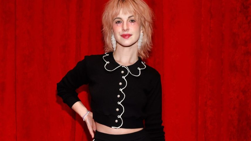 Hayley Williams, do Paramore, lançou 17 novas músicas de surpresa em seu site, com as faixas acessíveis através de um código divulgado por sua empresa de tintura de cabelo. (Foto: Reprodução)