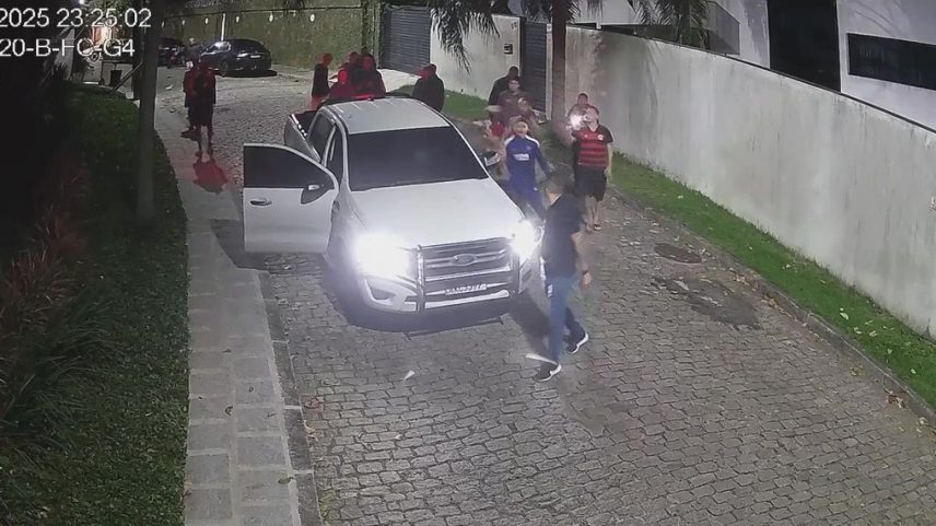 Novas imagens mostram Oruam atacando o carro da Polícia Civil com pedras e socos no vidro do veículo (Foto: Reprodução/ PCRJ)