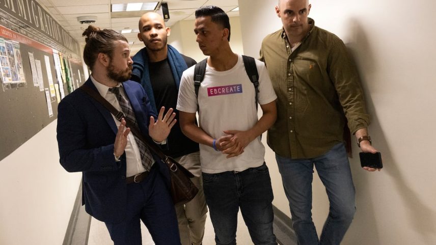 Um advogado aconselha um imigrante detido por agentes da ICE à paisana enquanto ele deixa sua audiência no tribunal em Nova York. (Foto: Andrew Lichtenstein/Getty Images)