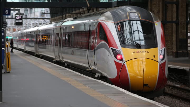 Um trem da LNER visto na estação King's Cross. (Foto: Sopa Images | Lightrocket | Getty Images)