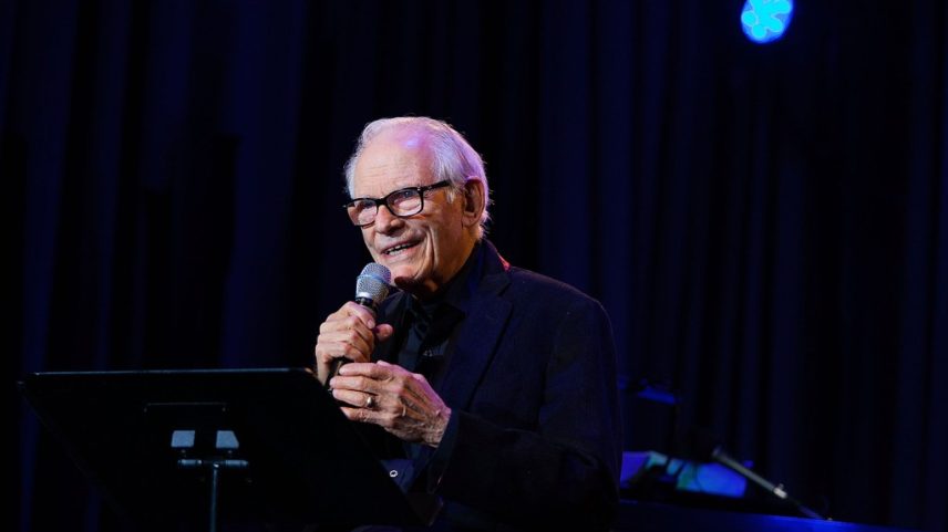 A morte de Alan Bergman foi anunciada. O letrista, conhecido por "The Way We Were", faleceu aos 99 anos. (Foto: Reprodução)
