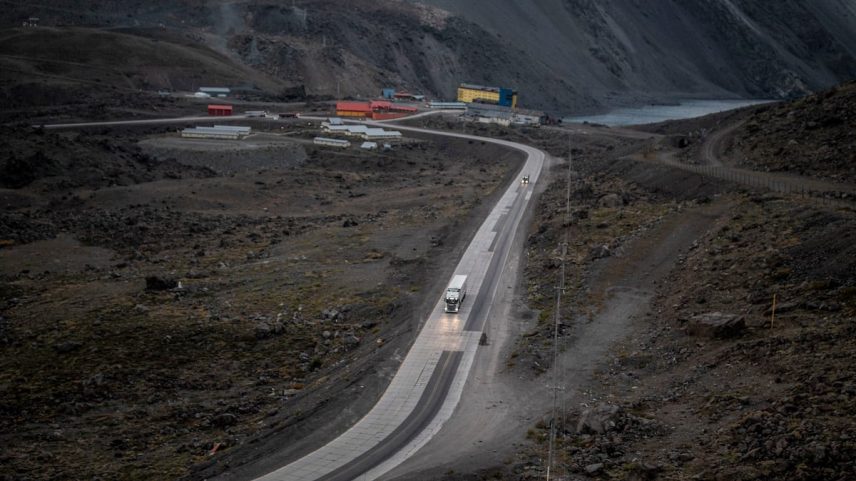 Um caminhão cruza a estrada ao lado do complexo fronteiriço Los Libertadores, no Chile. (Foto: SOPA Images/SOPA Images/LightRocket via Getty Images)