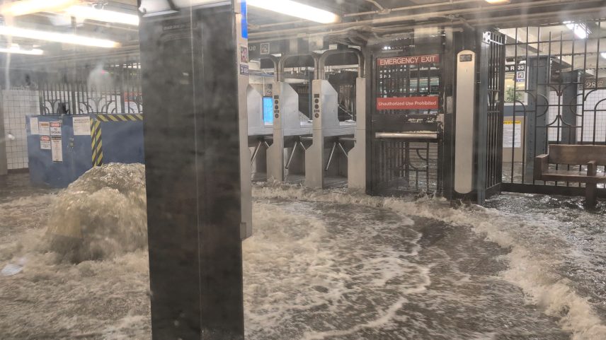 Estação de metrô inundada em Nova York, EUA, em 14 de julho de 2025, nesta captura de tela obtida de um vídeo de mídia social. (Foto: Juan Luis Landaeta/via REUTERS)