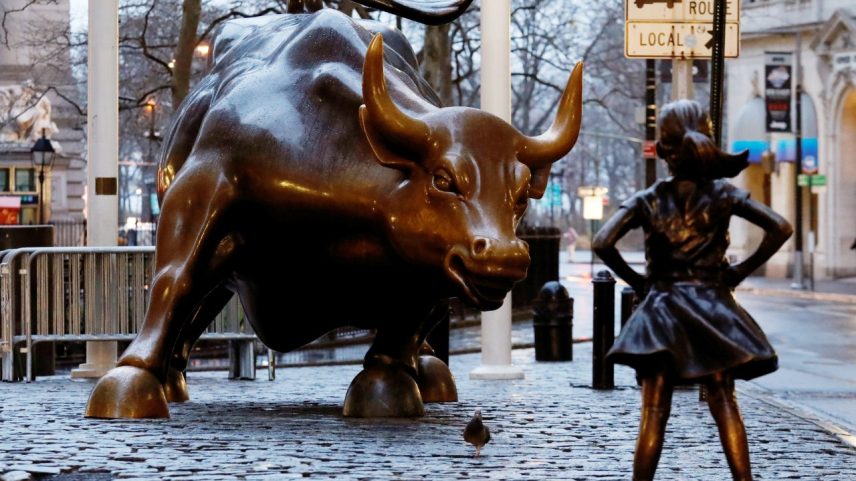 Estátua de uma 'menina destemida' é colocada em frente ao famoso touro de Wall Street, como parte de uma campanha para chamar a atenção sobre a desigualdade de gênero e aumentar o número de mulheres nos cargos de direção das empresas dos Estados Unidos - 08/03/2017 (Foto: Brendan Mcdermid/AFP)