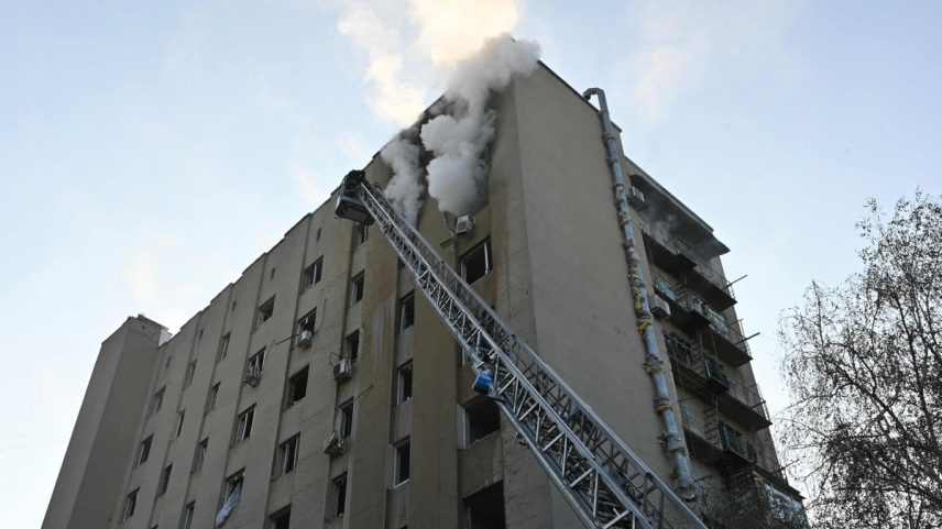 Bombeiros apagam incêndio em um prédio residencial após ataque de drone russo, em Kharkiv (Foto: SERGEY BOBOK / AFP)