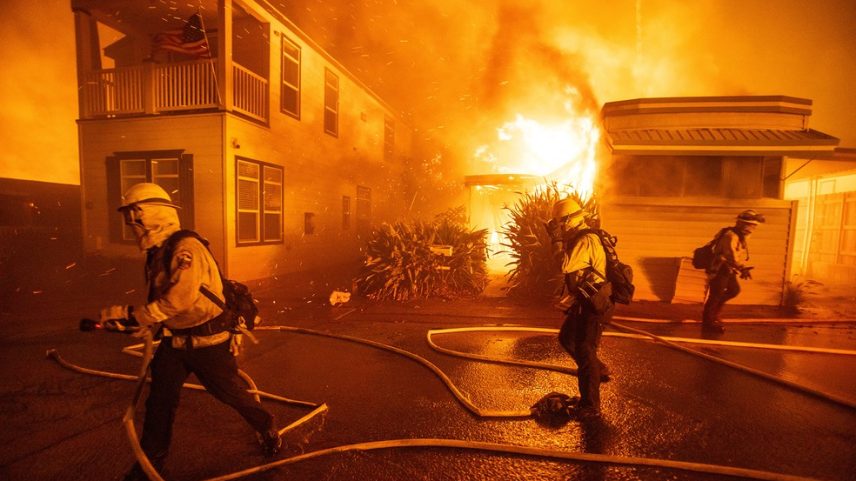 Bombeiros combatem o fogo no parque de casas pré-fabricadas Palisades Bowl em Pacific Palisades, Los Angeles (Foto: Ringo Chiu/Reuters)