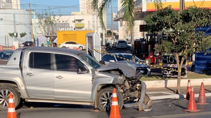 Após ser baleado, Everton perdeu o controle do veículo em que estava e bateu contra outro carro, no Bairro Ribeirão do Lipa, em Cuiabá. (Foto: Robson Moura)