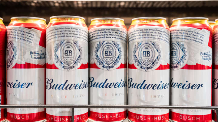 Latas de cerveja Budweiser expostas à venda em um supermercado. (Foto: Sopa Images | Lightrocket | Getty Images)