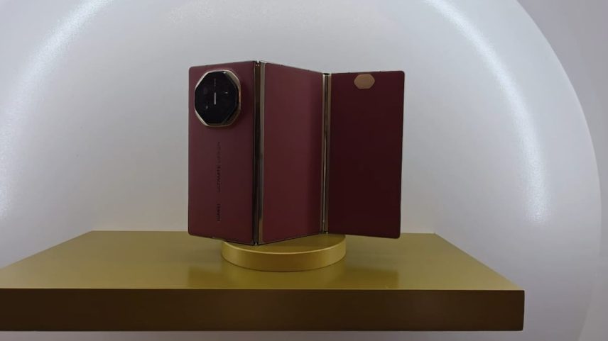 Huawei Mate XT, celular trifold, vai custar R$ 33 mil no Brasil (Foto: Bruna Arimathea/Estadão)