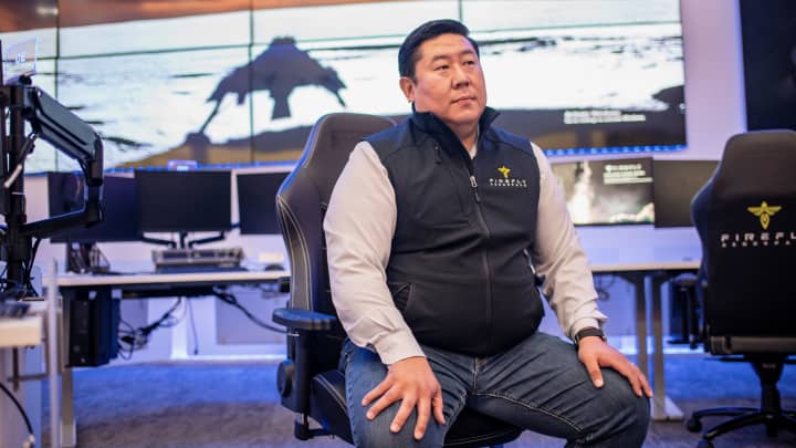 O CEO da Firefly Aerospace, Jason Kim, participa de uma entrevista no centro de operações da Firefly Aerospace em Leander, Texas, EUA, em 9 de julho de 2025. (Foto: Sergio Flores | Reuters)