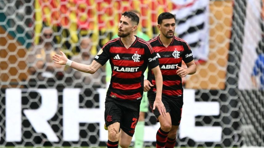 Jorginho celebra gol pelo Flamengo no Mundial de Clubes. Jogador foi a única contratação do clube para o torneio. (Foto: Chandan Khanna/AFP)