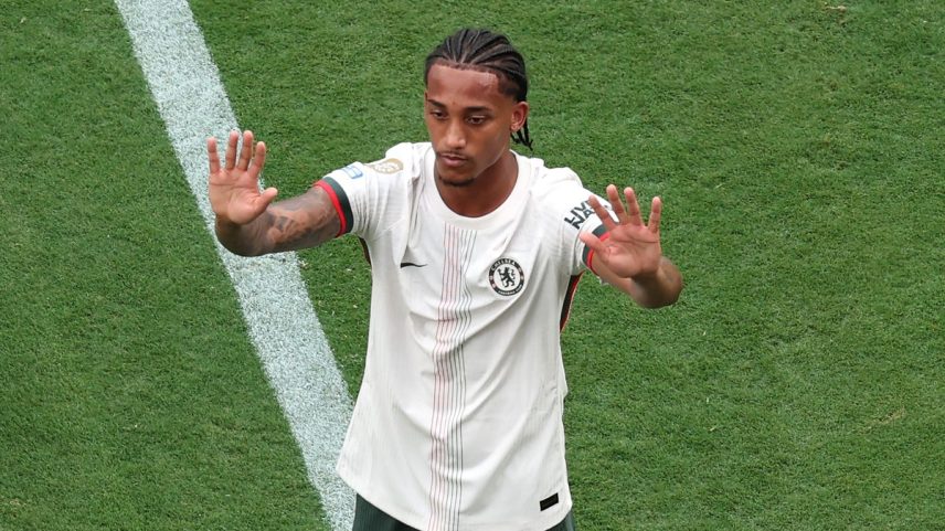 João Pedro, cria de Xerém, não comemorou o gol contra o ex-clube (Foto: Paul ELLIS / AFP)
