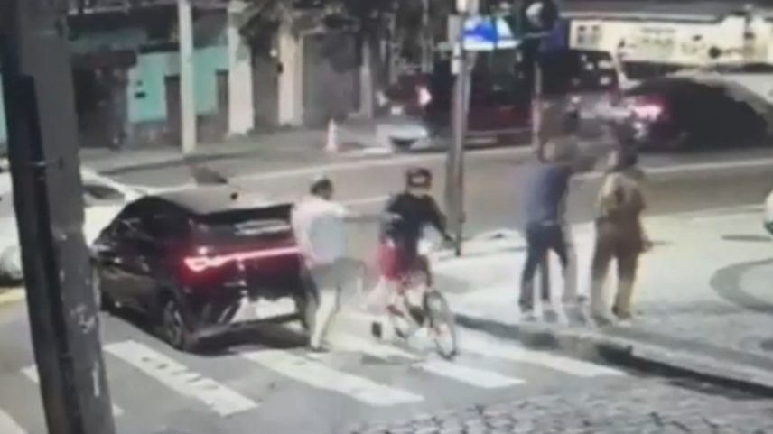 Câmeras de segurança mostram o momento em que motorista sai do carro e chuta a bicicleta da ciclista após batida de trânsito (Foto: Reprodução/Instagram)