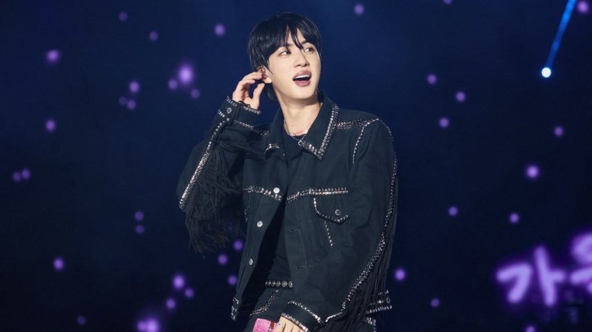 Jin do BTS irá apresentar transmissões ao vivo de seu show em Amsterdã em cinemas para que os fãs possam assistir em todo o mundo. Veja como adquirir ingressos. (Foto: Reprodução)