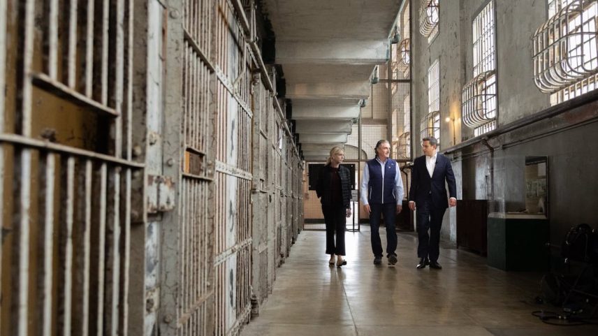 A procuradora-geral dos Estados Unidos, Pam Bondi, o secretário do Interior, Doug Burgum, e um jornalista da Fox News na prisão de Alcatraz nesta quinta-feira. (Foto: EFE)