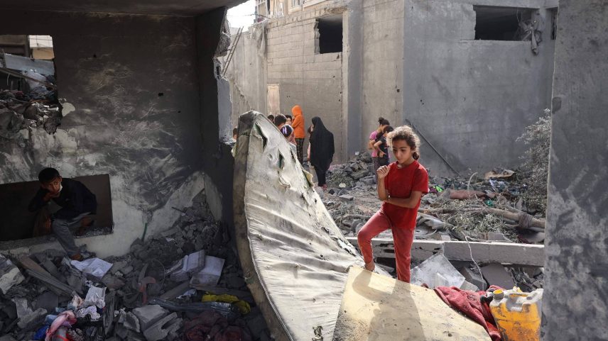 Crianças sobre os escombros de uma construção residencial em Deir al-Balah, na Faixa de Gaza (Foto: Eyad Baba/1.jul.25/AFP)