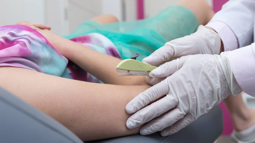 Aplicação de implante subcutâneo para contracepção hormonal (Foto: Adobe Stock)