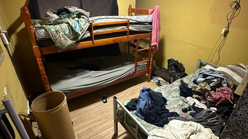 Um dos quartos onde paraguaios estavam em fábrica clandestina (Foto: Reprodução)