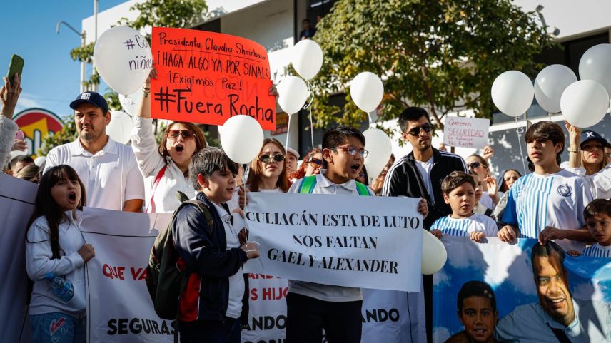 Famílias reunidas na Escola Primária Sócrates, Culiacán, pedindo justiça e segurança nas escolas para seus filhos, em janeiro de 2025. (Foto: José Betanzos Zárate / CUARTOSCURO)