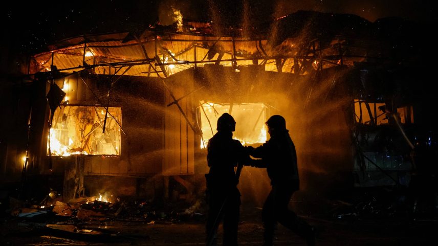 Bombeiros combatem fogo após bombardeio ucraniano atingir mercado na área ocupada de Donetsk (Foto: Alexander Ermotchenko/Reuters)
