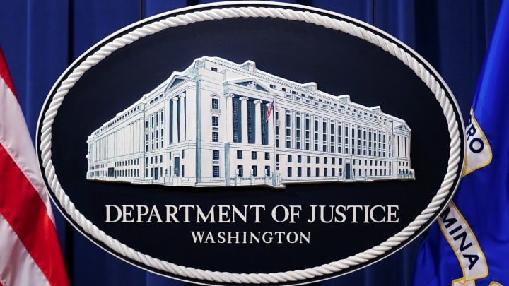 A logo ou selo do Departamento de Justiça dos EUA, mostrando a sede do Departamento, conhecida como "Main Justice", é vista atrás do pódio na sala de briefing da sede do Departamento antes de uma coletiva de imprensa com o Procurador-Geral em Washington, 24 de janeiro de 2023. (Foto: Kevin Lamarque | Reuters)