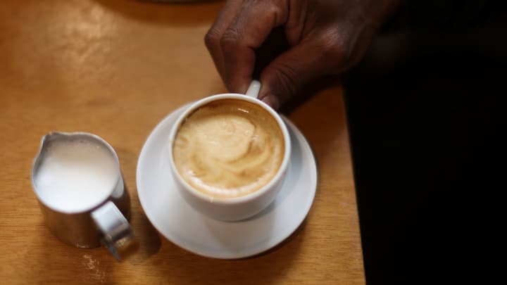 Uma pessoa toma um café em uma cafeteria no Rio de Janeiro, Brasil, em 10 de julho de 2025. (Foto: Pilar Olivares | Reuters)