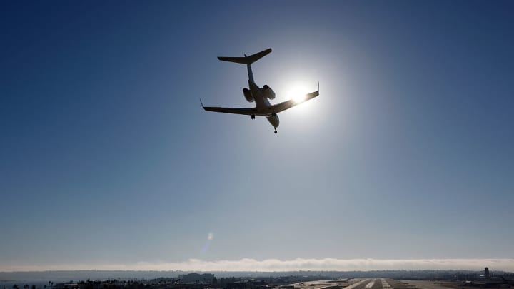 Um avião FlexJet Gulfstream G450 se aproxima do Aeroporto Internacional de San Diego para aterrissagem em 9 de maio de 2025 em San Diego, Califórnia. (Foto: Kevin Carter | Getty Images News | Getty Images)