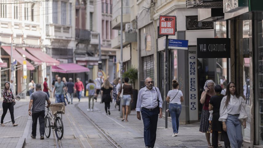 Movimentação diurna na rua Sete de Setembro, no centro do Rio de Janeiro (Foto: Eduardo Anizelli - 31.ago.2023/Folhapress)