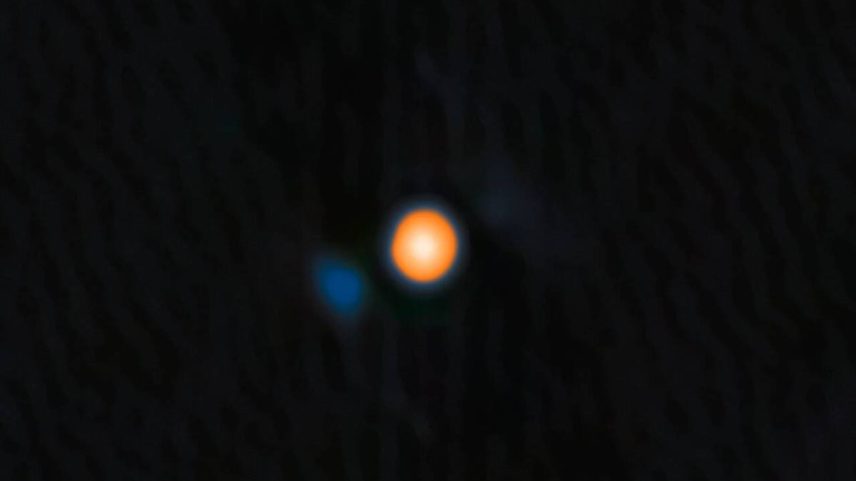 Imagem do telescópio Gemini Norte mostra Betelgeuse (laranja) e sua companheira oculta (azul) (Foto: AFP/NOIRLab)