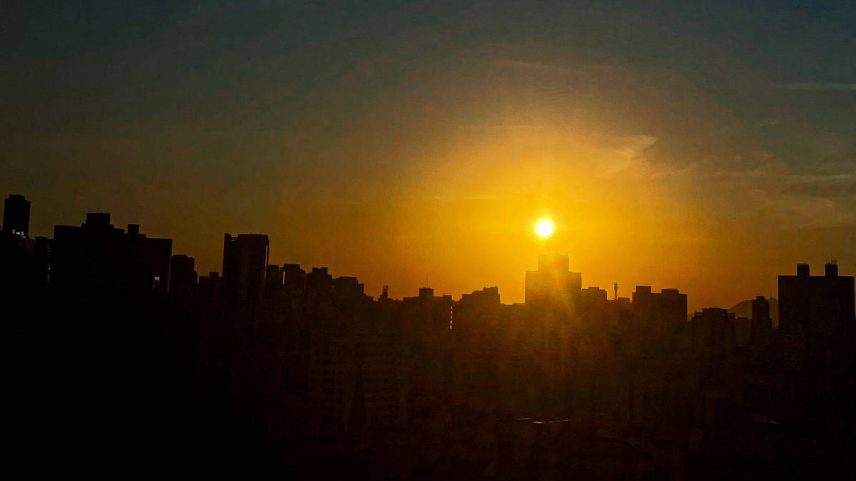 Pôr do sol ristrado entre prédios no centro de São Paulo; cidade deve ter dia de céu aberto nesta terça-feira (22) (Foto: Rafaela Araújo)
