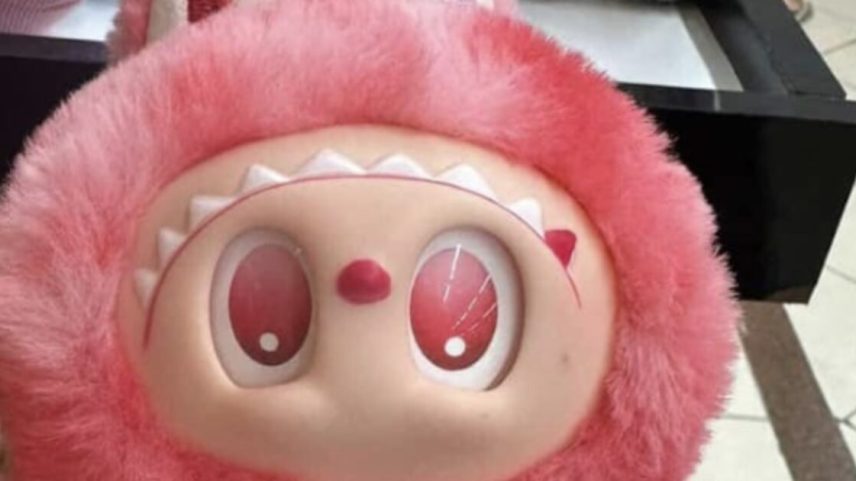 Boneco Tribufu, nome para uma versão pirata e com defeito da Labubu, vendida em loja popular no centro de São Paulo (Foto: Sérgio Ripardo/Bloomberg Línea)