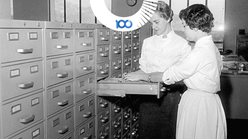 Funcionária Maria Olga Miranda (à direita) orienta a estagiária Laura Cesar Mies no arquivo do Globo em 1959 (Foto: Arquivo O Globo)