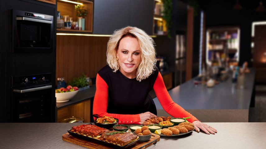 Ana Maria Braga, apresentadora do reality da Globo 'Chef de Alto Nível', com pratos de participantes incorporados ao menu do Outback (Foto: Divulgação)