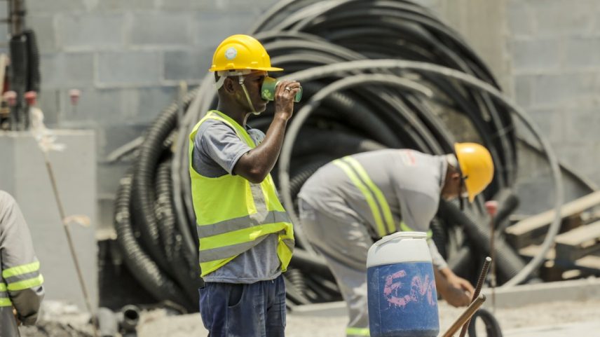 Operários trabalham no Rio (Foto: Gabriel de Paiva/Agência O Globo)