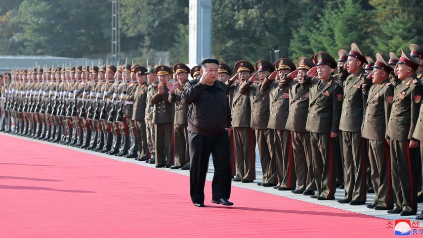 Kim Jong-un, líder da Coreia do Norte, inspeciona tropas em Pyongyang (Foto: KCNA VIA KNS / AFP)